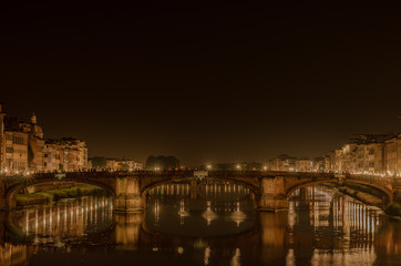 Fototapeta na wymiar Bridge over the Arno
