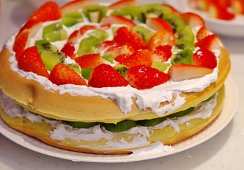 苺とキウイの手作りケーキ