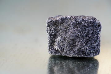 Quarz ist ein Mineral in trigonaler Symmetrie mit körnigen und derben aussehen
