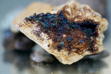 Quarz ist ein Mineral in trigonaler Symmetrie mit körnigen und derben aussehen
