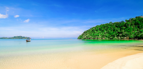 Fototapeta na wymiar beach sand with blue sky