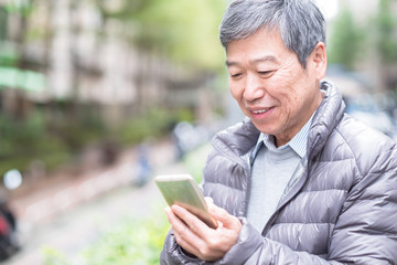 Fototapeta premium old man use phone