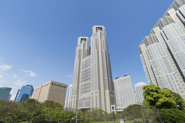 新宿高層ビル群　春　新緑　快晴　青空 © oka