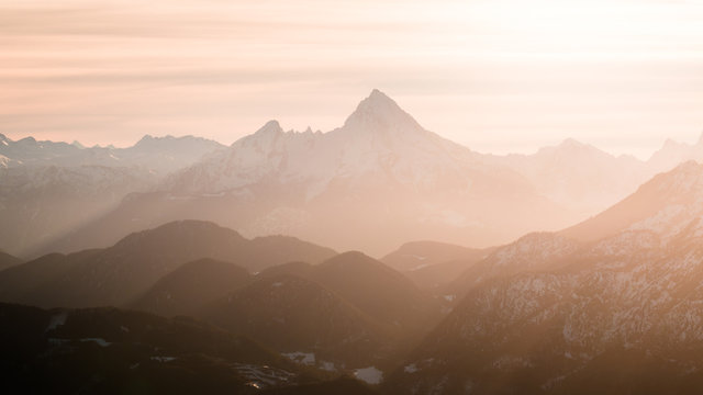 Fototapeta Berge in dunstigen Sonnenstrahlen an einem Abend im Winter