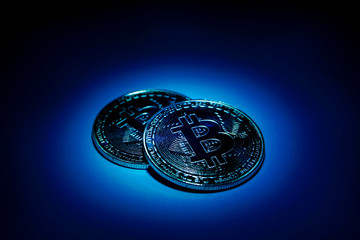 bitcoin ２枚のビットコイン　銀貨パターン　水色背景、青色背景