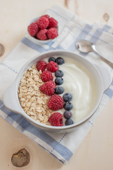 Joghurt mit Müsli und Beeren 