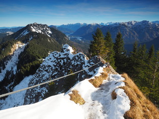 Verschneiter Wanderweg in den Ammergauer Alpen
