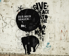 Слон и воздушный шар на стене - obrazy, fototapety, plakaty