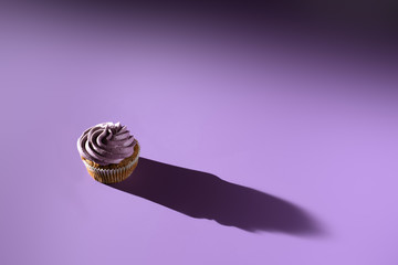 cupcake with purple buttercream glaze, ultra violet trend