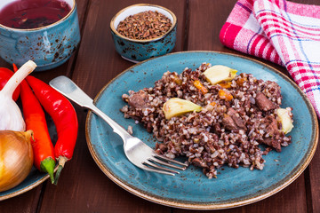 Garnish of red rice, garlic, vegetables, chicken meat