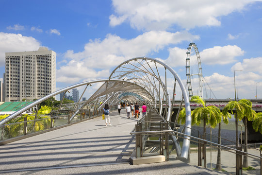 Мост Хеликс Бридж в Сингапуре.