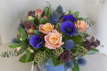 Коробка  с синими анемонами, розами, альстромериями