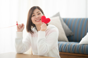 ルームウェア・女性・ソファ