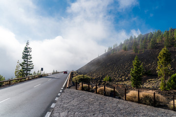 Bergstraße im Nationalpark Teide auf 3.000 Meter Höhe führt direkt in die Wolkendecke © Andy Ilmberger