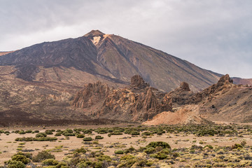 Fototapeta na wymiar Los Roques de García Felsformation und im Hintergrund der Vulkan Teide auf der kanarischen Insel Teneriffa