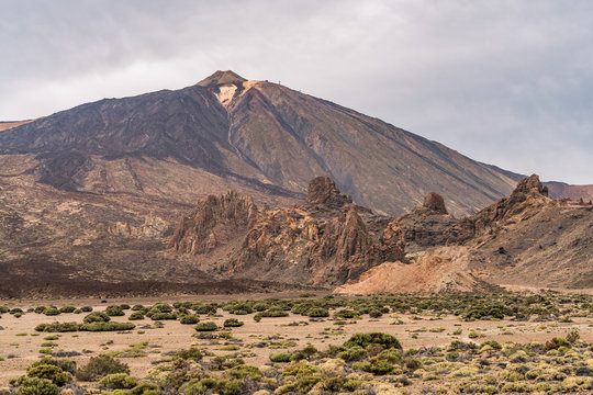 Los Roques de García Felsformation und im Hintergrund der Vulkan Teide auf der kanarischen Insel Teneriffa