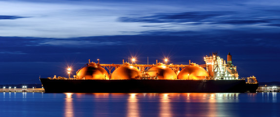 Obraz premium LNG TANKER AT THE GAS TERMINAL - Sunrise over the ship and port