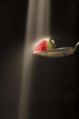 Pluie de sucre en poudre sur une fraise