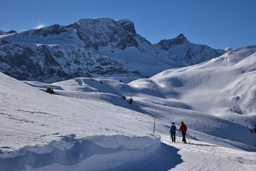 Fototapeta na wymiar Randonnée dans la neige dans l'Oberland bernois en Suisse