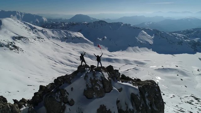 dağların zirvesindeki dağcıları drone ile ölümsüzleştirmek
