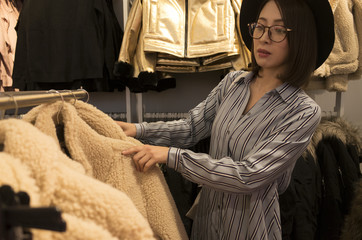 休日に冬服を買いにショッピングに出掛ける女子大学生。