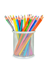 цветные карандаши в стакане на изолированном белом фоне