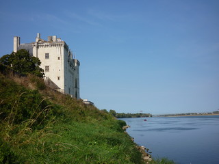 Fototapeta na wymiar La Loire et le Château de Montsoreau, Maine et Loire, France