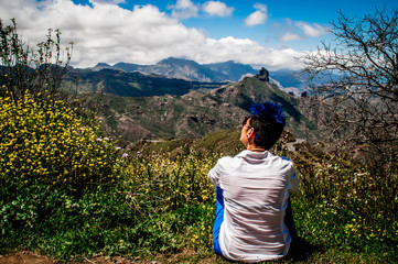 mujer en paisaje de fondo