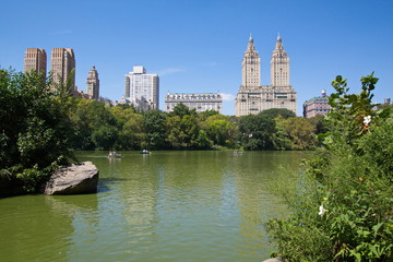 Fototapeta na wymiar The Lake in Central Park in New York 