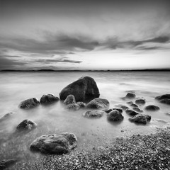 Sonnenuntergang am Greifswalder Bodden, Findlinge am Strand, Ostsee, Insel Rügen, Deutschland,...