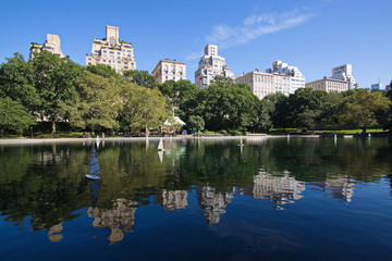 Fototapeta na wymiar Conservatory Water in Central Park in New York 