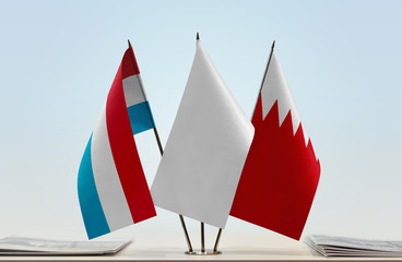 Flags of Netherlands and Bahrain with a white flag in the middle