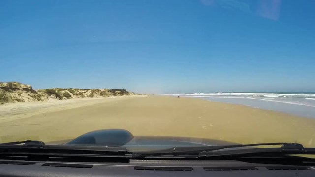 camioneta manejando en la playa, interior
