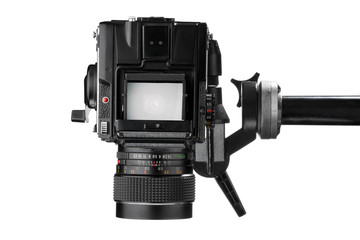 Schwarze Analogmittelformatkamera mit auslegearm auf weissen Hintergrund