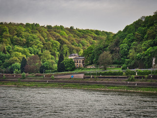 Ausblicke von einem Schiff auf de Rhein