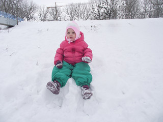 Fototapeta na wymiar beautiful girl on snow with a hat