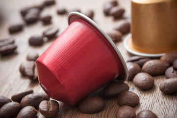 dosette de café expresso avec grains de café sur table en bois 