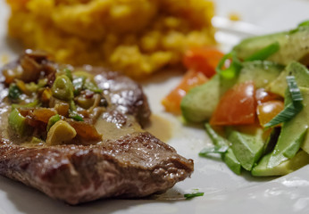 Steak mit Süßkartoffeln und Avocadosalat II