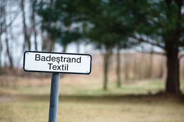 Pointer on a public beach. Bathing is allowed only in swimsuits and/or swim briefs (in German: Badestrand Textil).