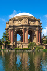 Obraz premium Palace of Fine Arts San Francisco California. Palace of fine arts in San Francisco with reflection in water. Vertical shot.