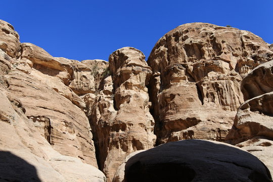 Höhlen und Schluchten im Sandstein in Little Petra in Jordanien 