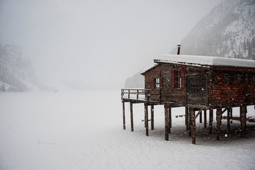 Il lago di Braies con la neve