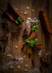 Cynamon, mięta, anyż, goździki i owies na drewnianym blacie z mąką 2 © Stanisaw