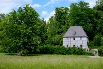 Obraz premium Der Ilmpark mit Goethes Gartenhaus in Weimar