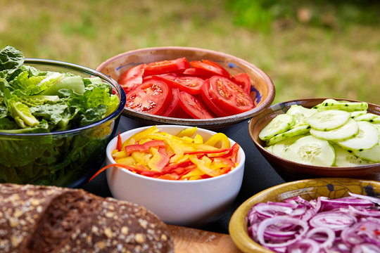 Sommersalate im Freien