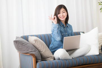 Obraz premium カジュアルポートレート・ソファ