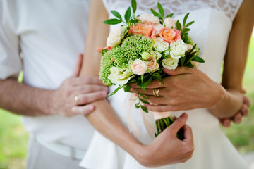 Obraz na płótnie Canvas Wedding bouquet with white and orange roses