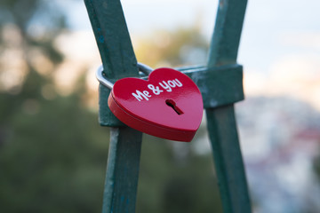 Liebesschloss an der Brücke mit Herz