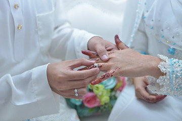 Obraz na płótnie Canvas bride hand with ring