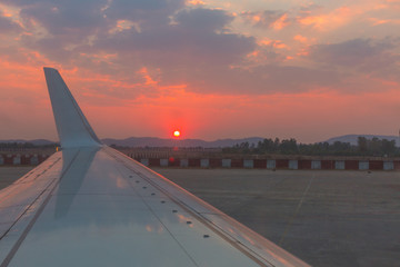 Fototapeta premium Flugzeug Flügel im Sonnenuntergang